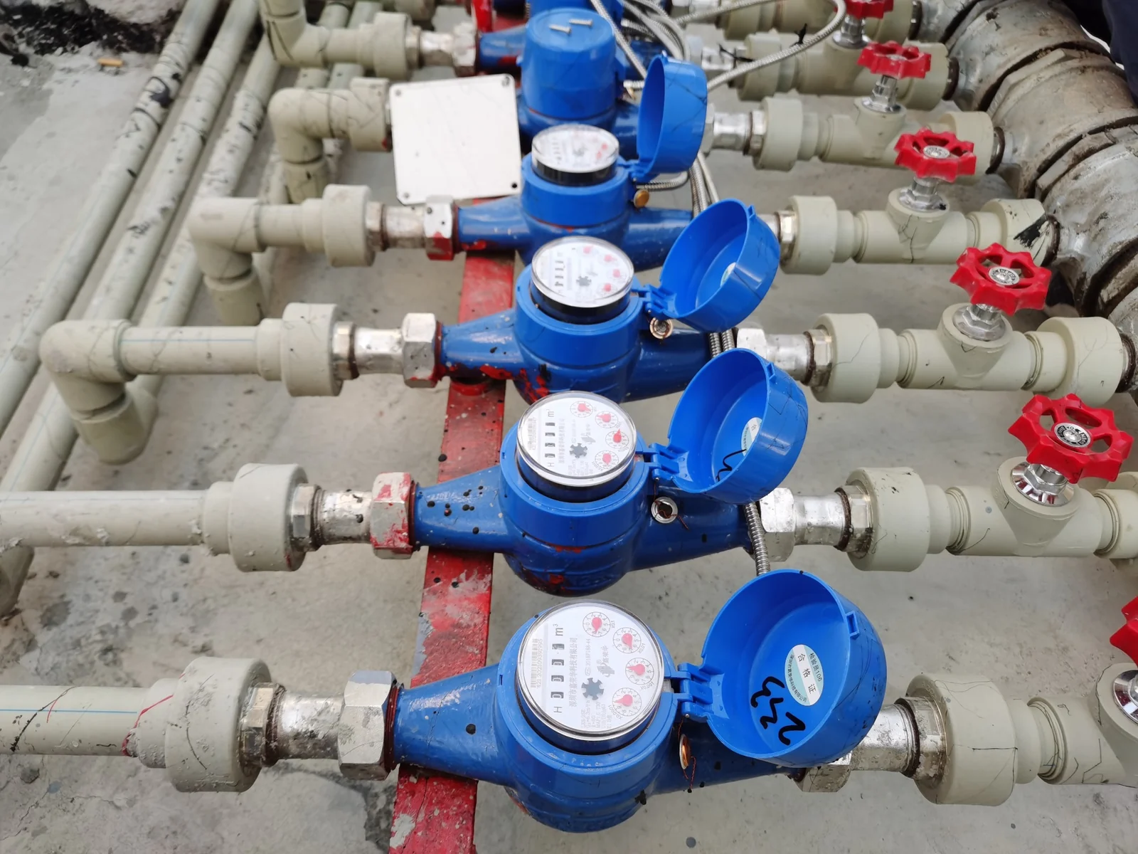 Images illustrant l'installation de compteurs d'eau intelligents pour les services des eaux